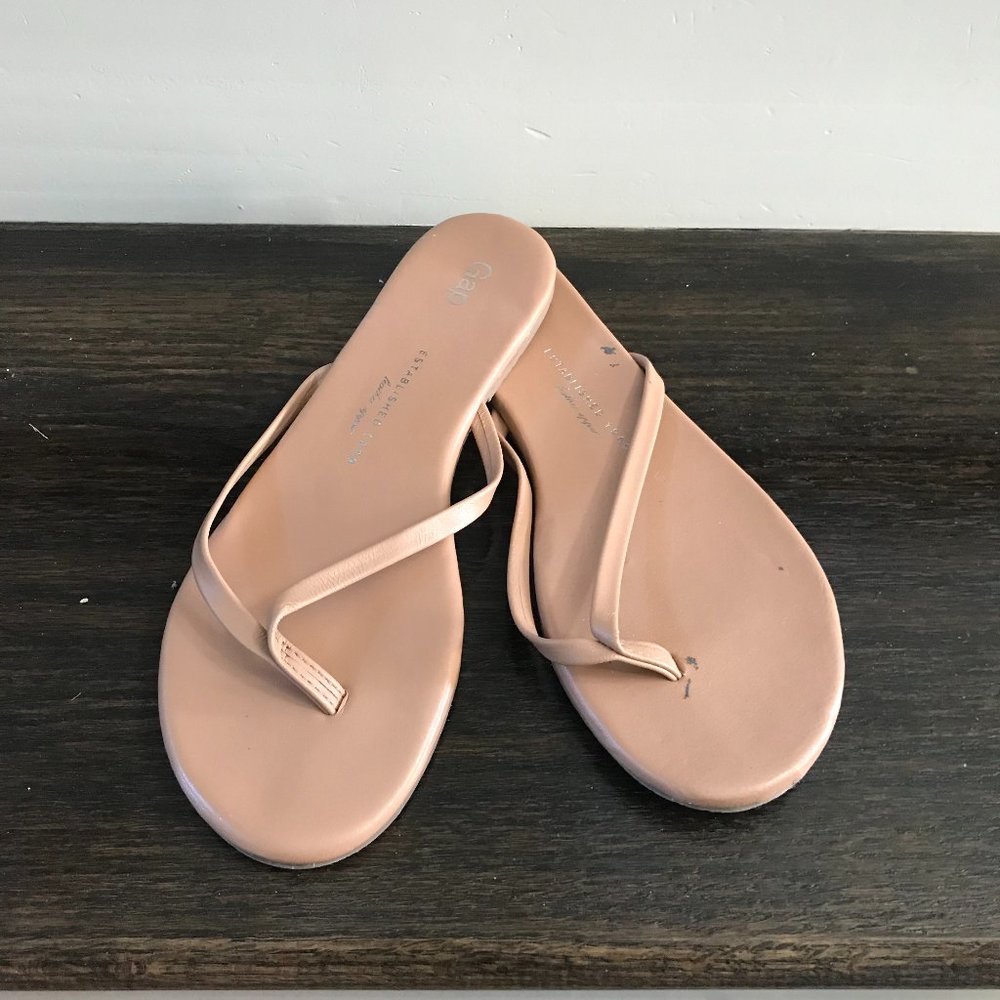 GAP tan thin flip flops